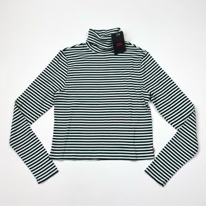 NEW! Women’s Levi’s Long Sleeve Cropped Turtleneck T-Shirt Size Large W/Tags
